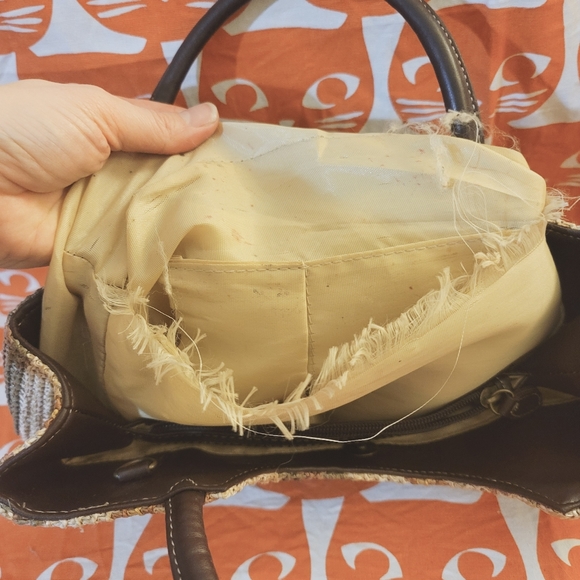 Adorable Crocheted Via Roma bag. Outside is perfect, inside needs work - Picture 7 of 7